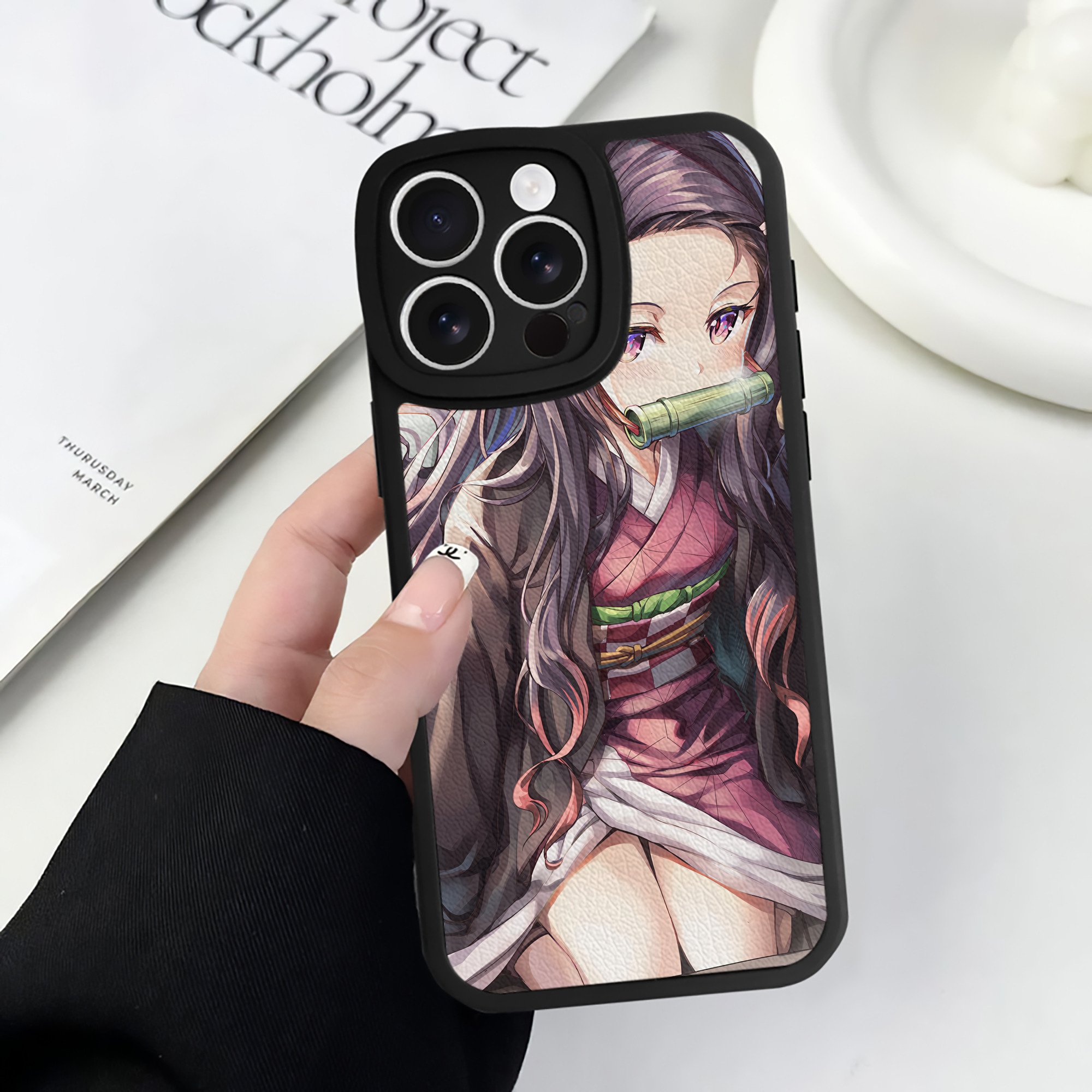 （画像用） 鬼滅の刃（きめつのやいば）竈門 禰󠄀豆子／かまど ねずこ Kamado Nezuko 【iPhone 16シリーズ対応】シリコンスマホケース（レザー調） 材質：シリコン